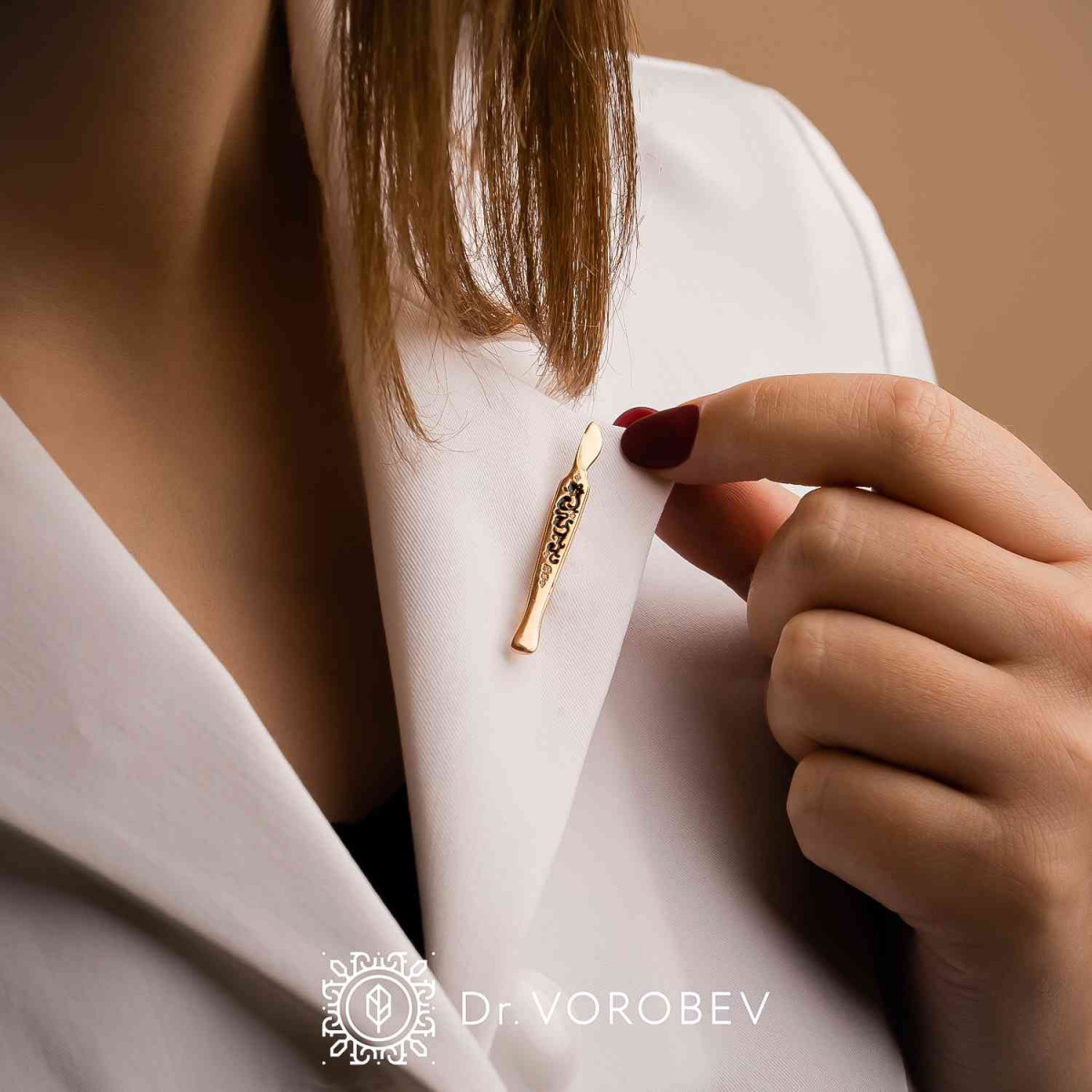 Брошь "Скальпель с узорами"